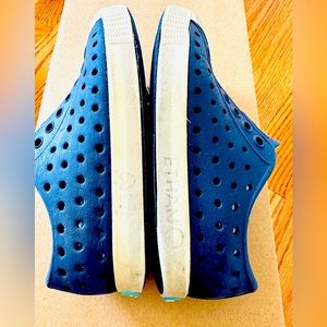 Native shoes size 9Navy blue